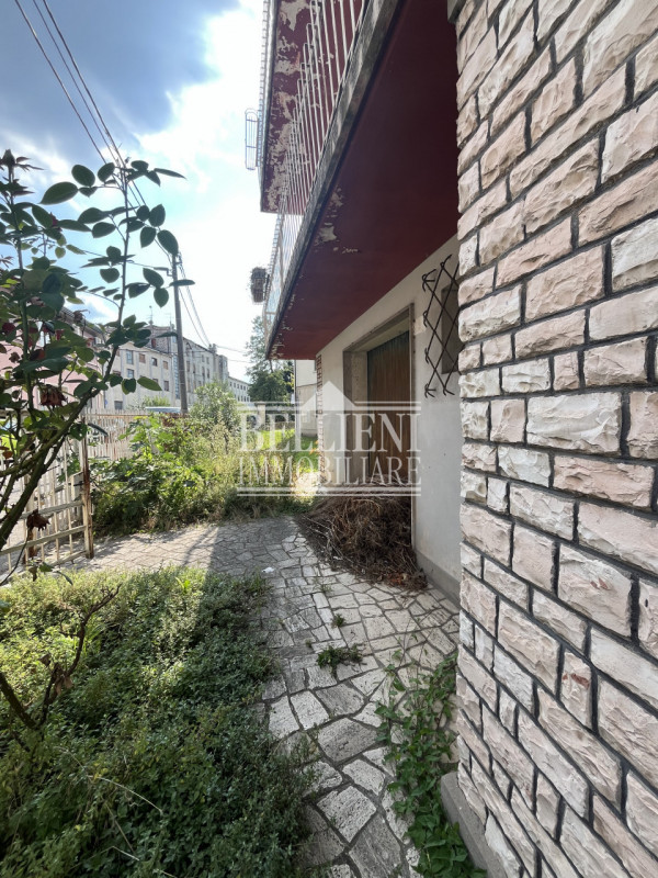 Interno Viale Trento, in zona residenziale fuori dal traffico, proponiamo in vendita una casa ind...