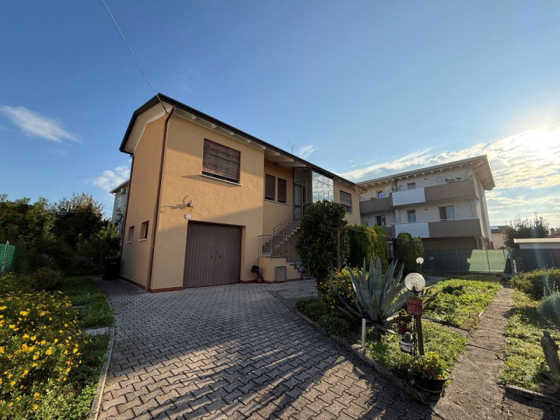 Nel cuore di Albignasego, proponiamo in vendita una soluzione abitativa comoda ai principali serv...