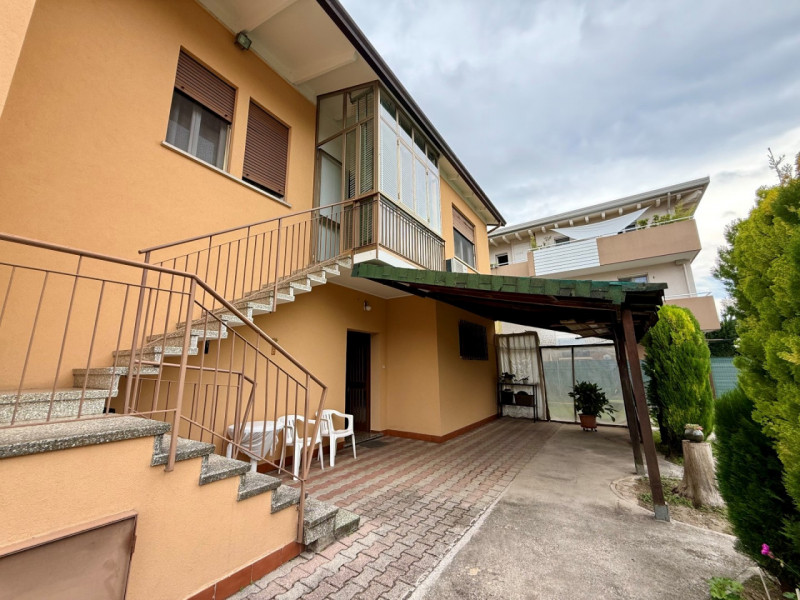 Nel cuore di Albignasego, proponiamo in vendita una soluzione abitativa comoda ai principali serv...