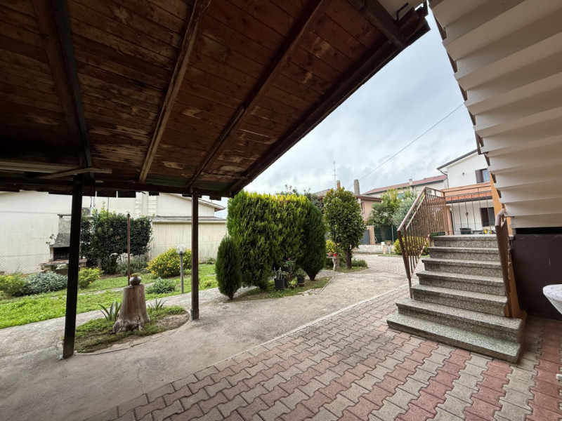 Nel cuore di Albignasego, proponiamo in vendita una soluzione abitativa comoda ai principali serv...