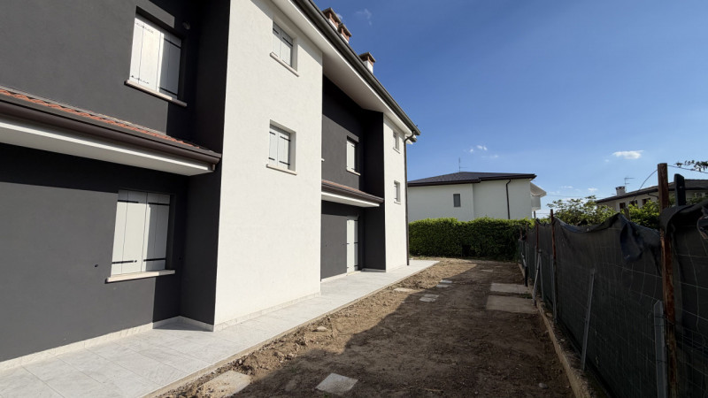 Scoprite una straordinaria opportunità abitativa nel cuore di Legnaro, nella tranquilla zona di C...