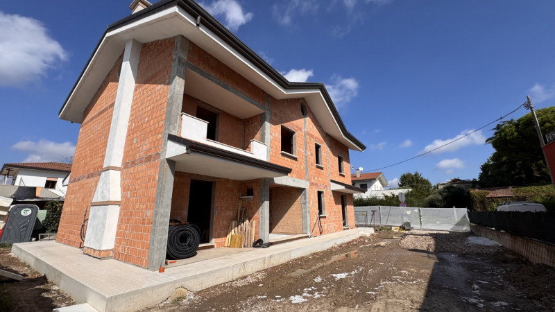 Scoprite una straordinaria opportunità abitativa nel cuore di Legnaro, nella tranquilla zona di C...