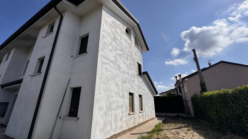 Scoprite una straordinaria opportunità abitativa nel cuore di Legnaro, nella tranquilla zona di C...