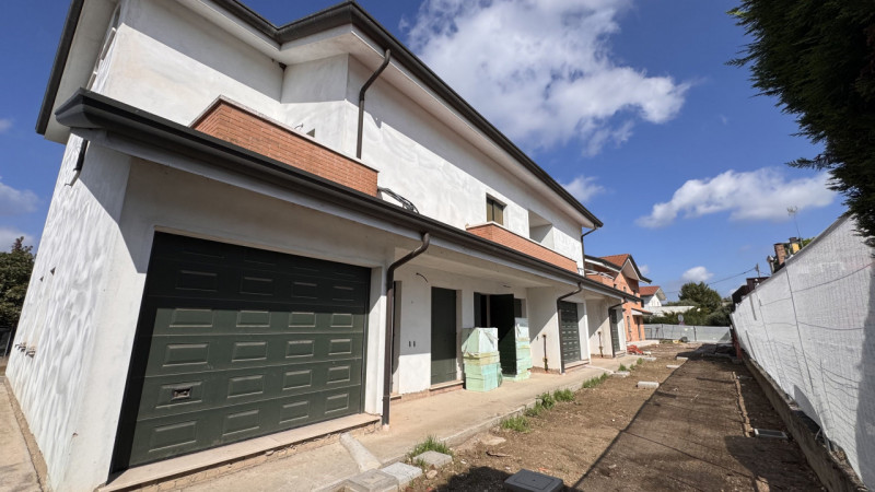 Scoprite una straordinaria opportunità abitativa nel cuore di Legnaro, nella tranquilla zona di C...