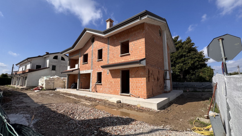 Scoprite una straordinaria opportunità abitativa nel cuore di Legnaro, nella tranquilla zona di C...