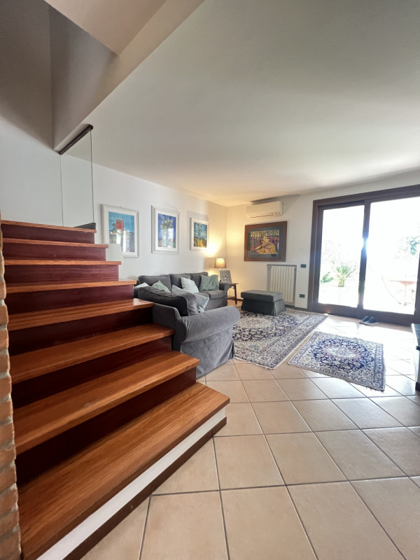 Se stai cercando una casa che unisca comfort, stile e tranquillità, questa meravigliosa porzione ...