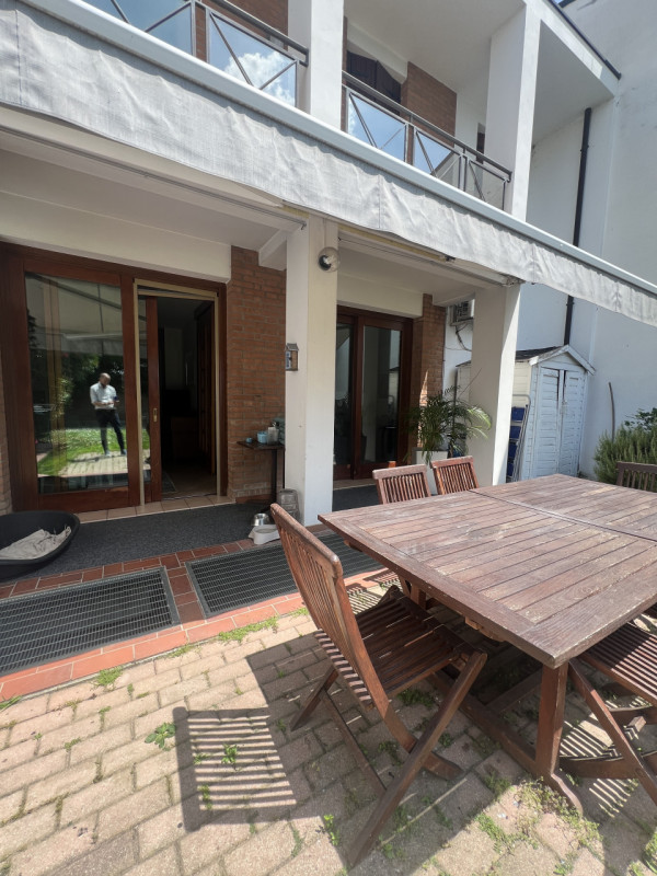 Se stai cercando una casa che unisca comfort, stile e tranquillità, questa meravigliosa porzione ...