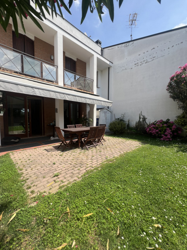 Se stai cercando una casa che unisca comfort, stile e tranquillità, questa meravigliosa porzione ...