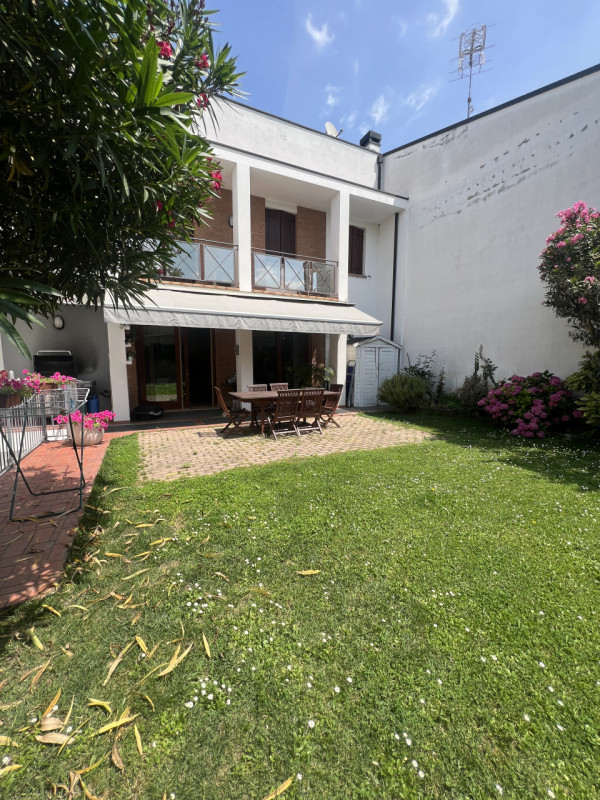 Se stai cercando una casa che unisca comfort, stile e tranquillità, questa meravigliosa porzione ...