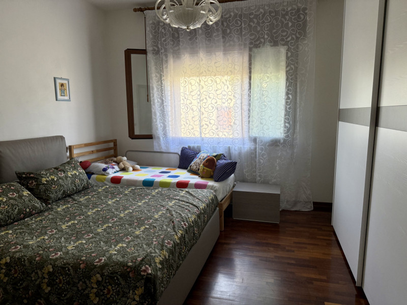 COMPOSIZIONE:
Casa singola a Villa Estense, situata in quartiere residenziale tranquillo, dispost...