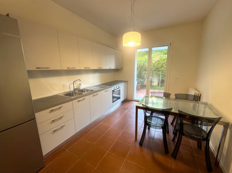 Centralissimo, in quartiere residenziale tranquillo ma a due passi da tutti i servizi proponiamo ...