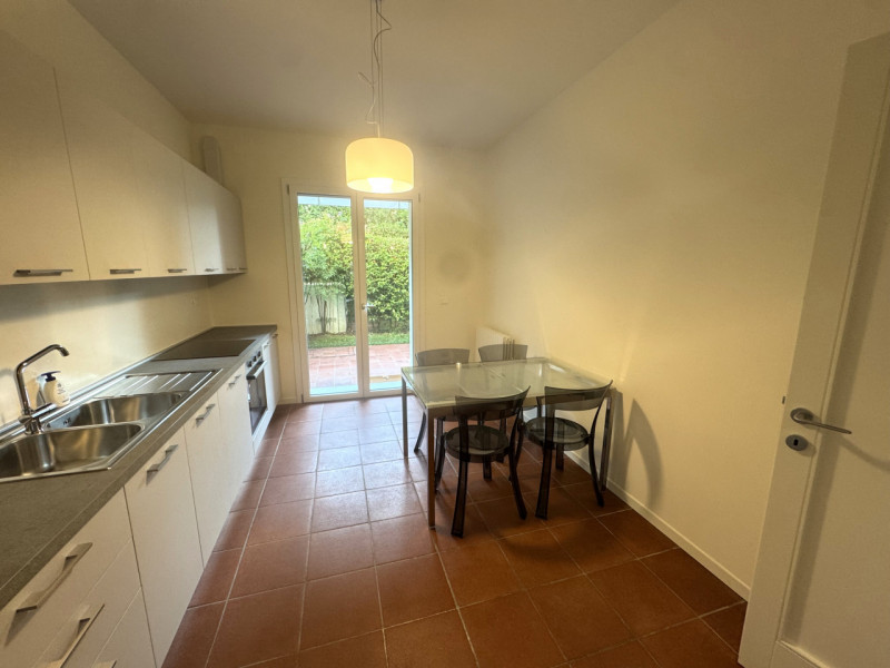 Centralissimo, in quartiere residenziale tranquillo ma a due passi da tutti i servizi proponiamo ...