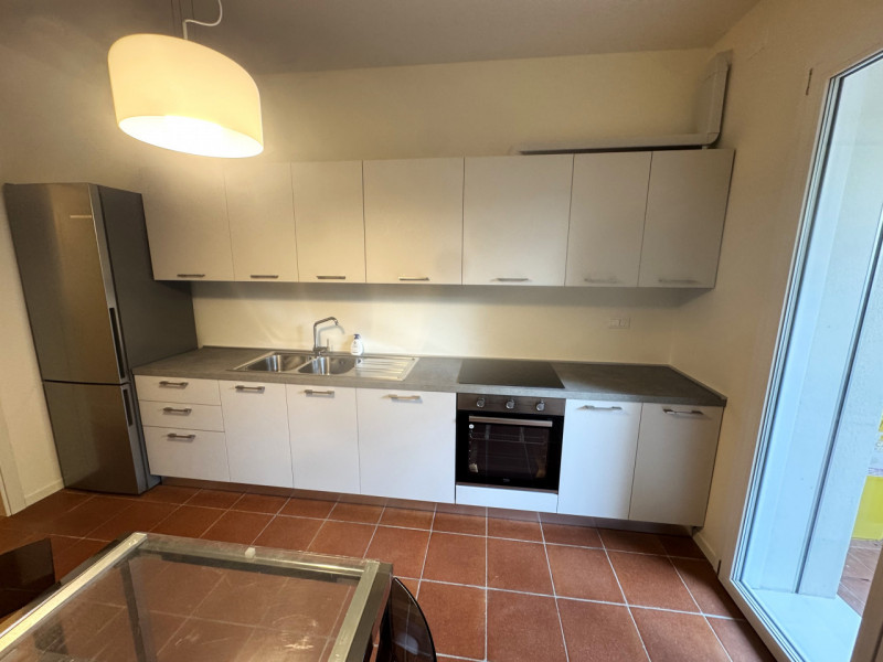 Centralissimo, in quartiere residenziale tranquillo ma a due passi da tutti i servizi proponiamo ...