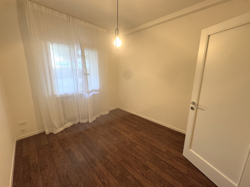 Centralissimo, in quartiere residenziale tranquillo ma a due passi da tutti i servizi proponiamo ...