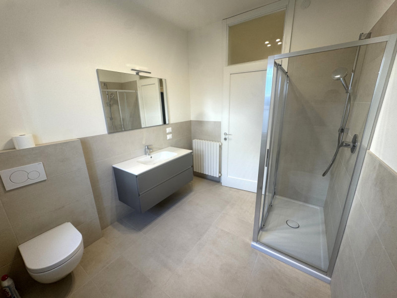 Centralissimo, in quartiere residenziale tranquillo ma a due passi da tutti i servizi proponiamo ...