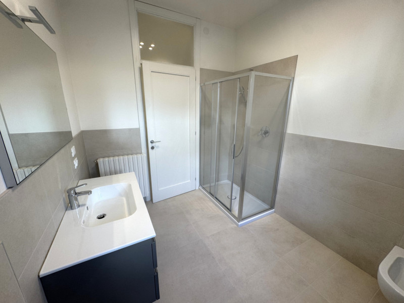 Centralissimo, in quartiere residenziale tranquillo ma a due passi da tutti i servizi proponiamo ...