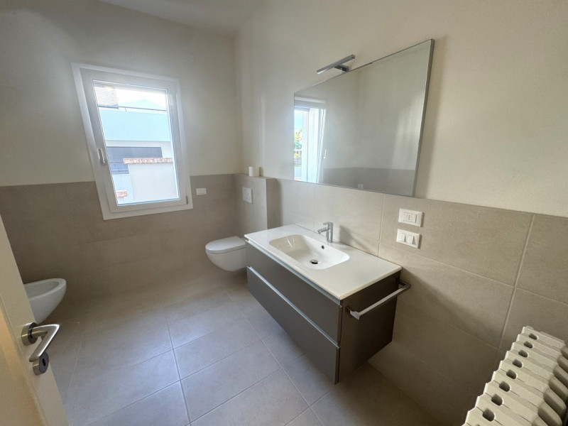 Centralissimo, in quartiere residenziale tranquillo ma a due passi da tutti i servizi proponiamo ...