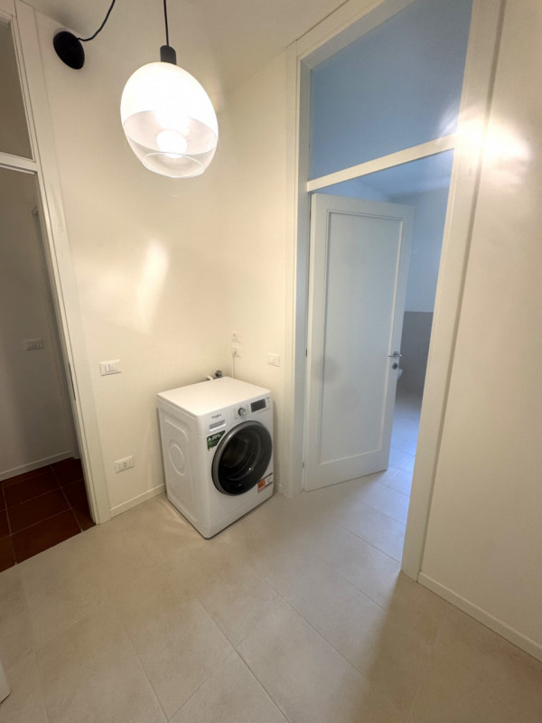 Centralissimo, in quartiere residenziale tranquillo ma a due passi da tutti i servizi proponiamo ...