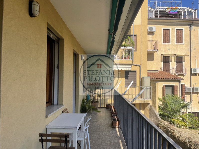 Padova, Santa Sofia- Stefania Pilotto Immobiliare propone in vendita appartamento di 150 mq con g...