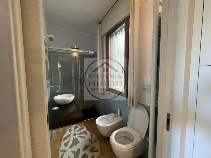 Padova, Santa Sofia- Stefania Pilotto Immobiliare propone in vendita appartamento di 150 mq con g...