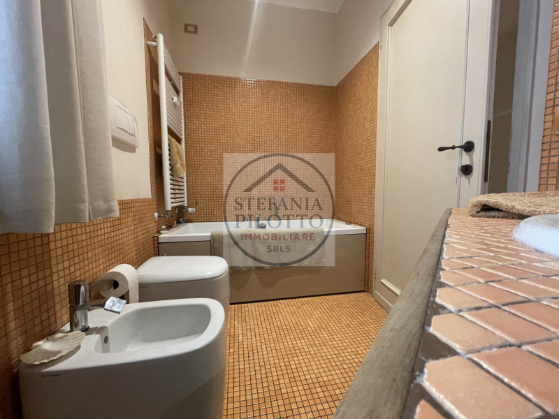 Padova, Santa Sofia- Stefania Pilotto Immobiliare propone in vendita appartamento di 150 mq con g...