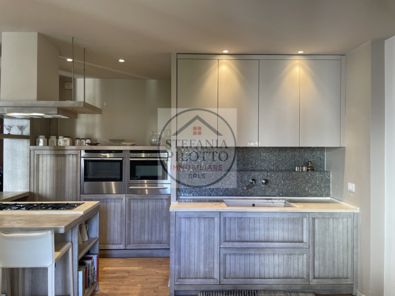 Padova, Santa Sofia- Stefania Pilotto Immobiliare propone in vendita appartamento di 150 mq con g...