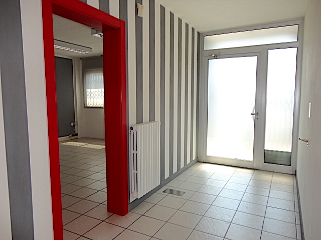Nel quartiere di Padova Uno è disponibile un bellissimo ufficio ristrutturato di recente e con sp...