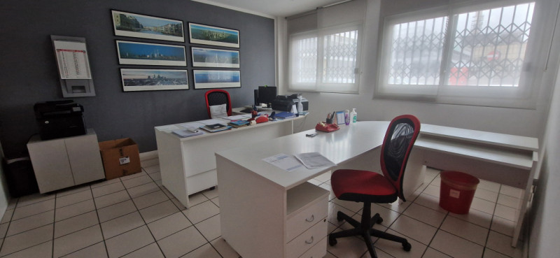 Nel quartiere di Padova Uno è disponibile un bellissimo ufficio ristrutturato di recente e con sp...