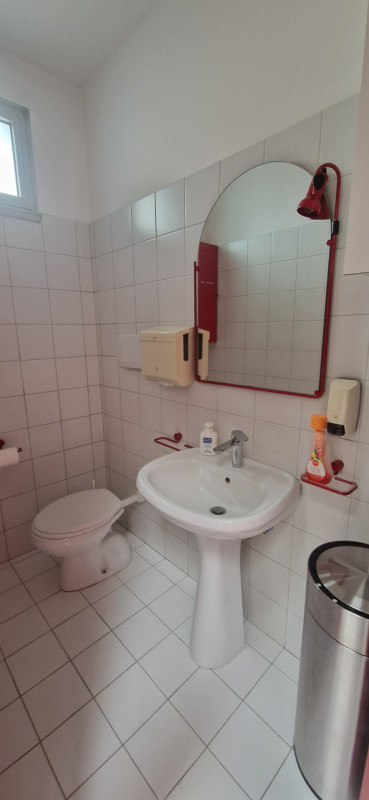 Nel quartiere di Padova Uno è disponibile un bellissimo ufficio ristrutturato di recente e con sp...