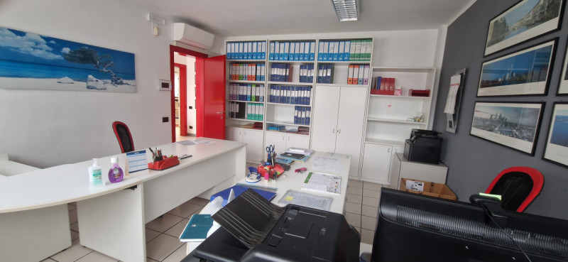 Nel quartiere di Padova Uno è disponibile un bellissimo ufficio ristrutturato di recente e con sp...