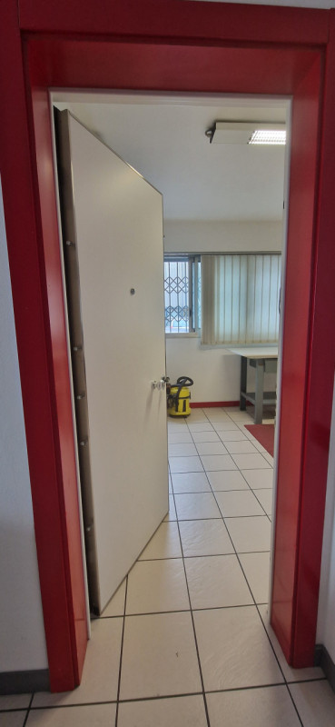 Nel quartiere di Padova Uno è disponibile un bellissimo ufficio ristrutturato di recente e con sp...