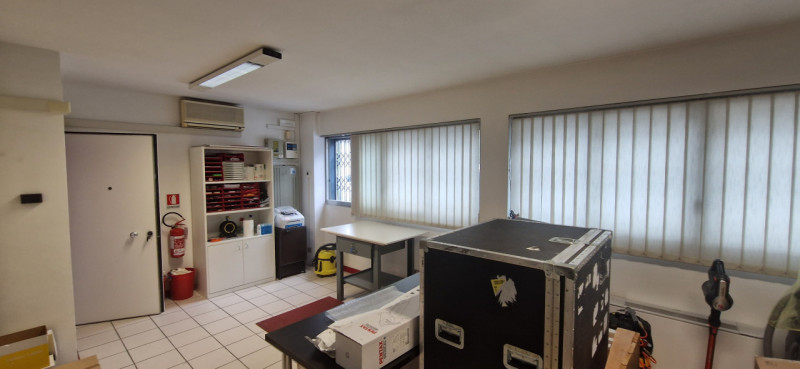 Nel quartiere di Padova Uno è disponibile un bellissimo ufficio ristrutturato di recente e con sp...