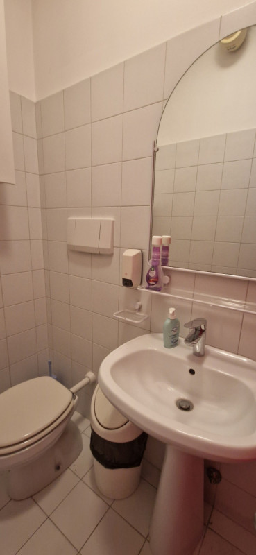 Nel quartiere di Padova Uno è disponibile un bellissimo ufficio ristrutturato di recente e con sp...