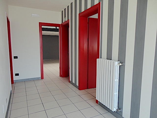 Nel quartiere di Padova Uno è disponibile un bellissimo ufficio ristrutturato di recente e con sp...