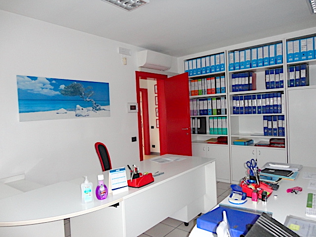 Nel quartiere di Padova Uno è disponibile un bellissimo ufficio ristrutturato di recente e con sp...