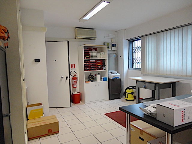 Nel quartiere di Padova Uno è disponibile un bellissimo ufficio ristrutturato di recente e con sp...