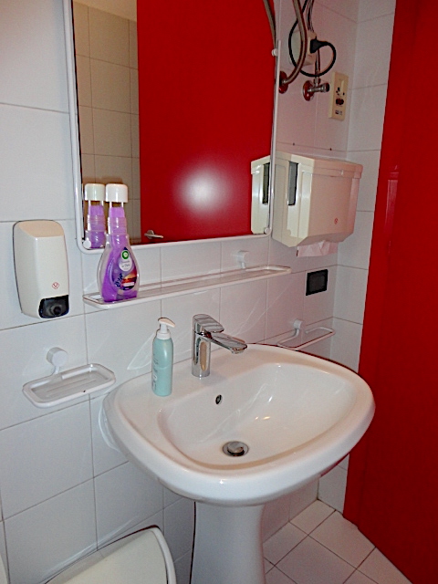 Nel quartiere di Padova Uno è disponibile un bellissimo ufficio ristrutturato di recente e con sp...