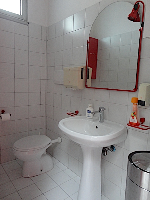 Nel quartiere di Padova Uno è disponibile un bellissimo ufficio ristrutturato di recente e con sp...