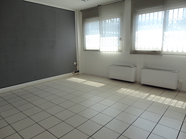 Nel quartiere di Padova Uno è disponibile un bellissimo ufficio ristrutturato di recente e con sp...