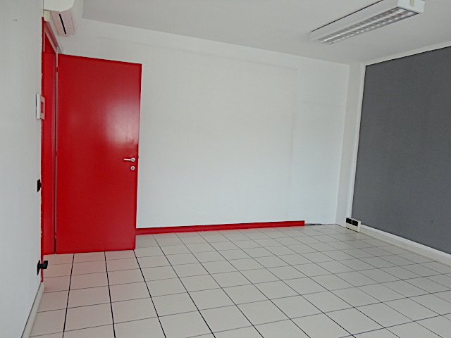 Nel quartiere di Padova Uno è disponibile un bellissimo ufficio ristrutturato di recente e con sp...