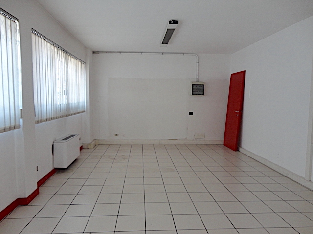 Nel quartiere di Padova Uno è disponibile un bellissimo ufficio ristrutturato di recente e con sp...