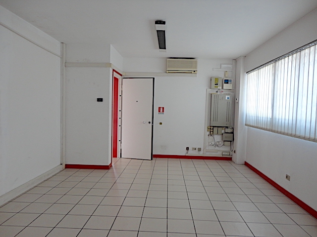 Nel quartiere di Padova Uno è disponibile un bellissimo ufficio ristrutturato di recente e con sp...