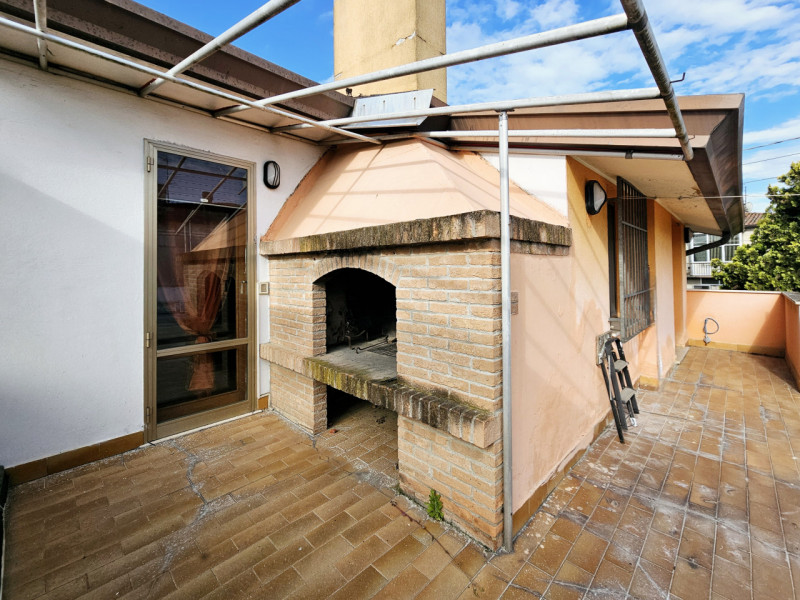 A Ponso, nella strada che porta verso la frazione di Bresega, proponiamo in vendita soluzione ind...