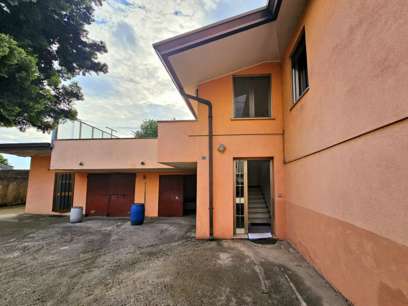 A Ponso, nella strada che porta verso la frazione di Bresega, proponiamo in vendita soluzione ind...