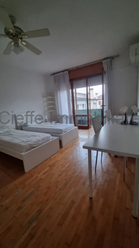 Presentiamo appartamento quadrilocale in affitto situato nel vivace quartiere di Brusegana, ideal...