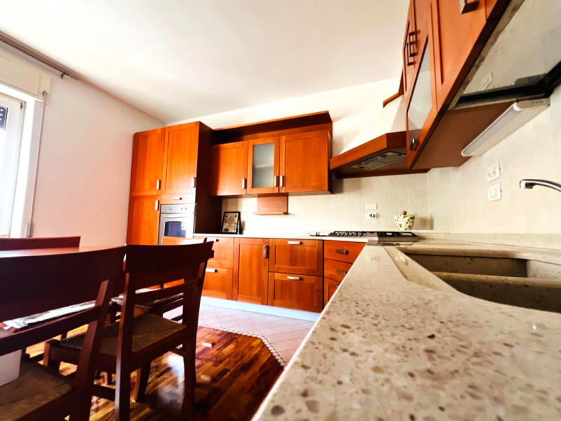 Oggi Metro Immobiliare propone in vendita un affascinante appartamento quadrilocale situato nel c...