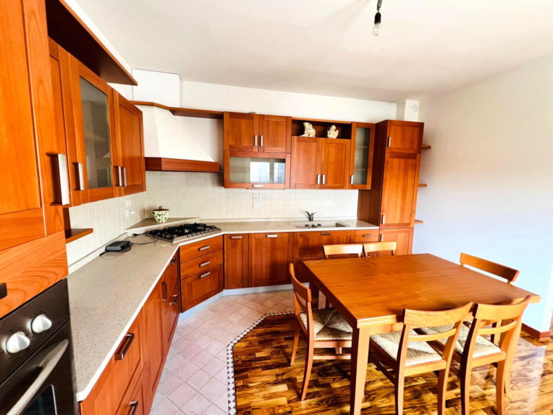 Oggi Metro Immobiliare propone in vendita un affascinante appartamento quadrilocale situato nel c...