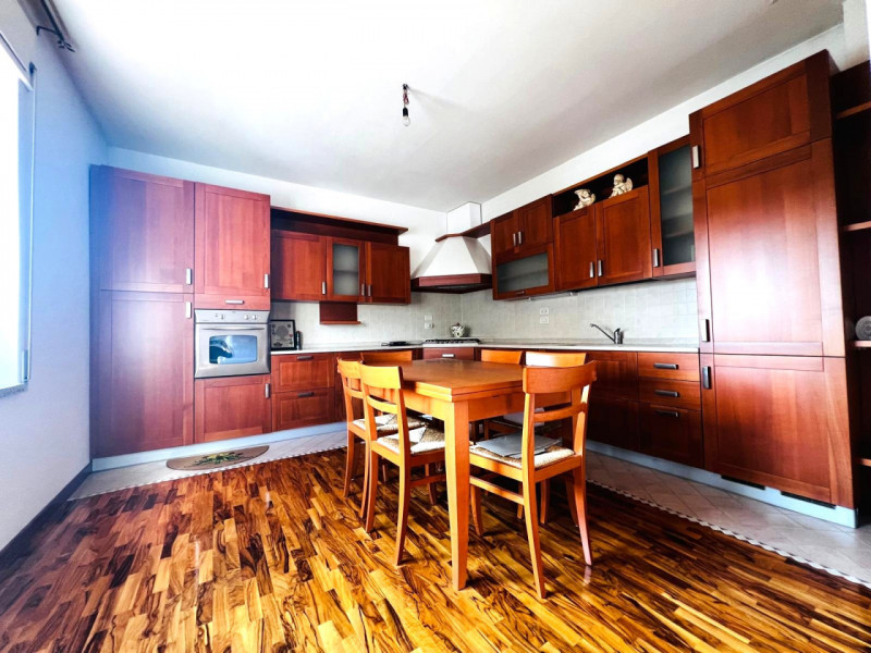 Oggi Metro Immobiliare propone in vendita un affascinante appartamento quadrilocale situato nel c...