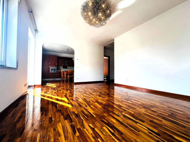 Oggi Metro Immobiliare propone in vendita un affascinante appartamento quadrilocale situato nel c...