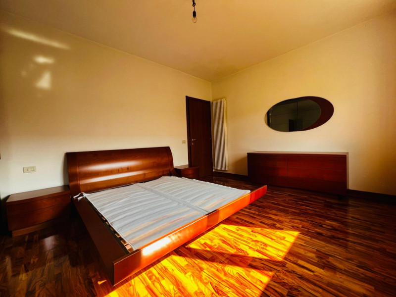 Oggi Metro Immobiliare propone in vendita un affascinante appartamento quadrilocale situato nel c...